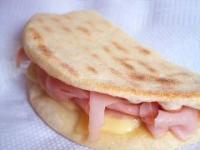 Lipie umpluta cu sunca si cascaval Lipie umpluta cu sunca si cascaval